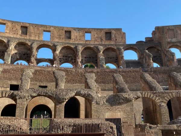 Un affresco sull’arco del Colosseo