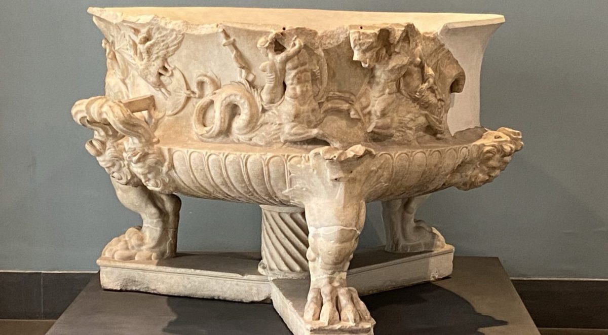 La grandiosa tazza di marmo con corteo&nbsp;marino